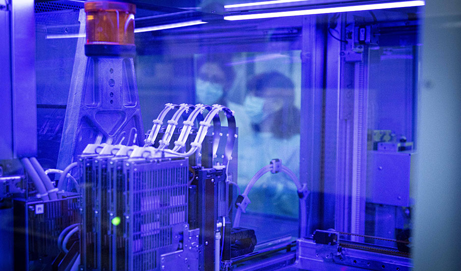 Laboratorio de Microbiología realiza pruebas PCR.