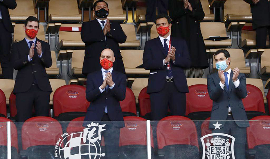 El presidente Juanma Moreno, en el palco de autoridades del estadio de la Cartuja.