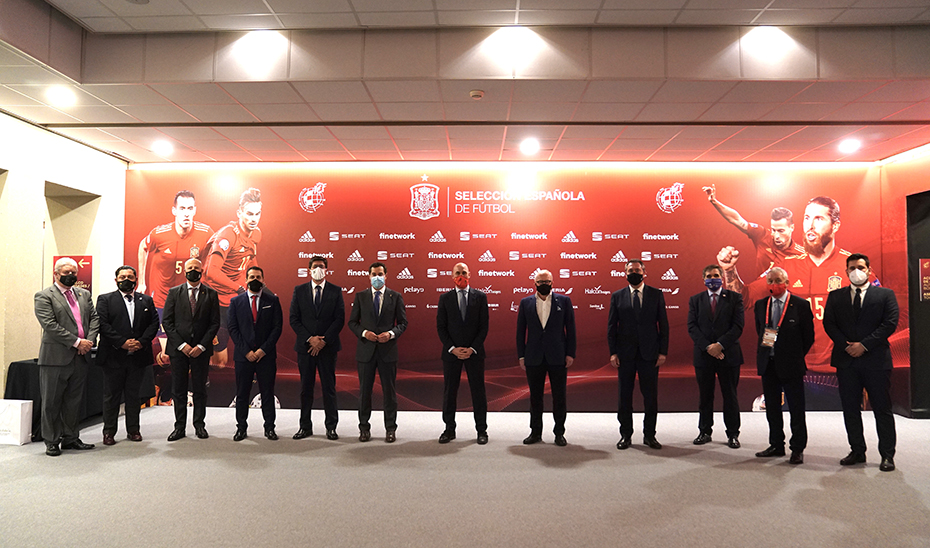 Las autoridades asistentes al encuentro entre España y Alemania en el estadio de la Cartuja.