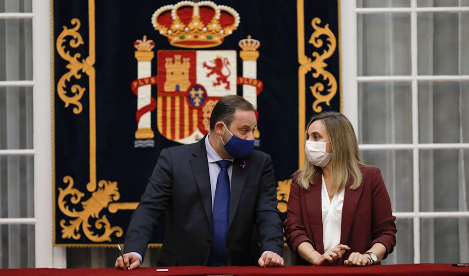 La consejera Marifrán Carazo conversa con el ministro José Luis Ábalos en la Delegación del Gobierno en Andalucía.