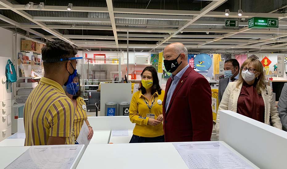 Un momento de la visita de Javier Imbroda a Ikea Sevilla.