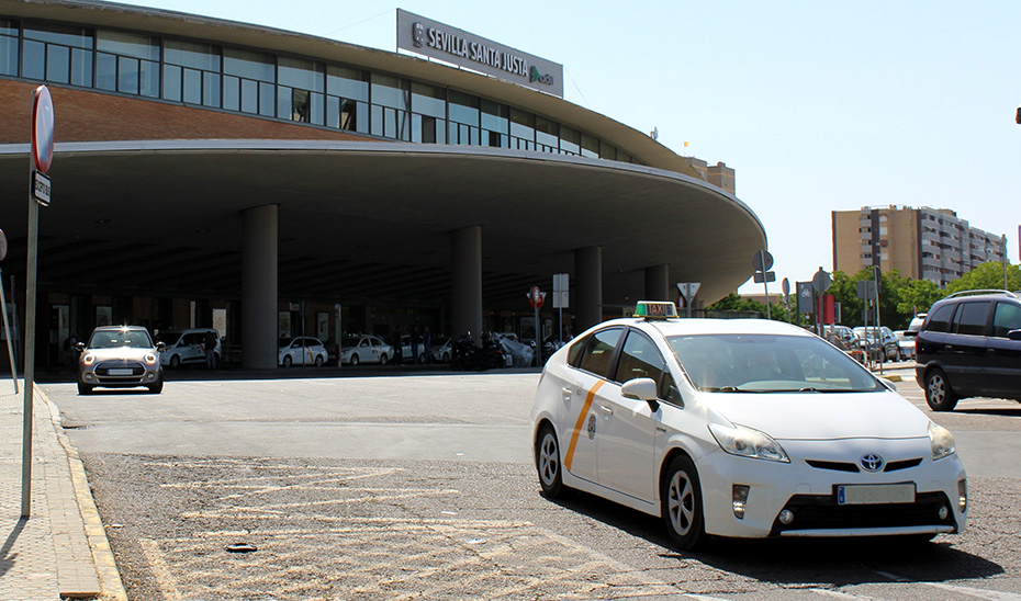 Un taxi circula frente a la estación de tren de Santa Justa en Sevilla.