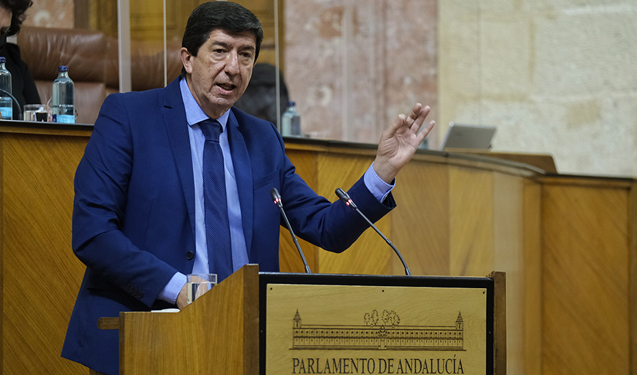 El vicepresidente de la Junta se dirige a los parlamentarios desde la tribuna del salón de plenos de la Cámara andaluza.