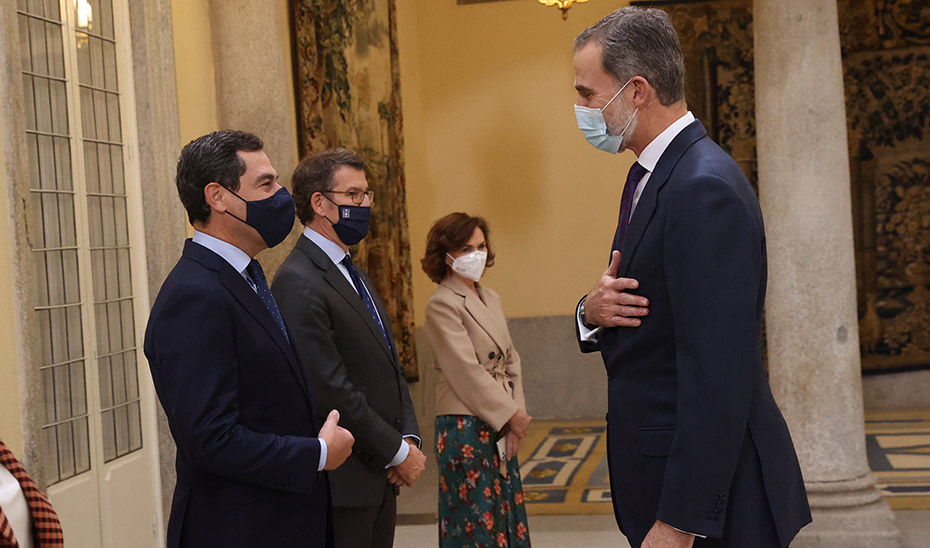 Juama Moreno saluda al Rey Felipe VI en los prolegómenos de la reunión de la Fundación Pro RAE. © Casa de S.M. el Rey