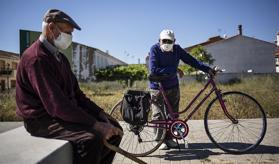 Andrés, de 90 años, y Paco, de 92, salen a pasear en la franja horaria asignada para respetar las restricciones a la movilidad impuestas por el estado de alarma. Huéscar (Granada), 20 de mayo de 2020 (Foto: Susana Girón). 