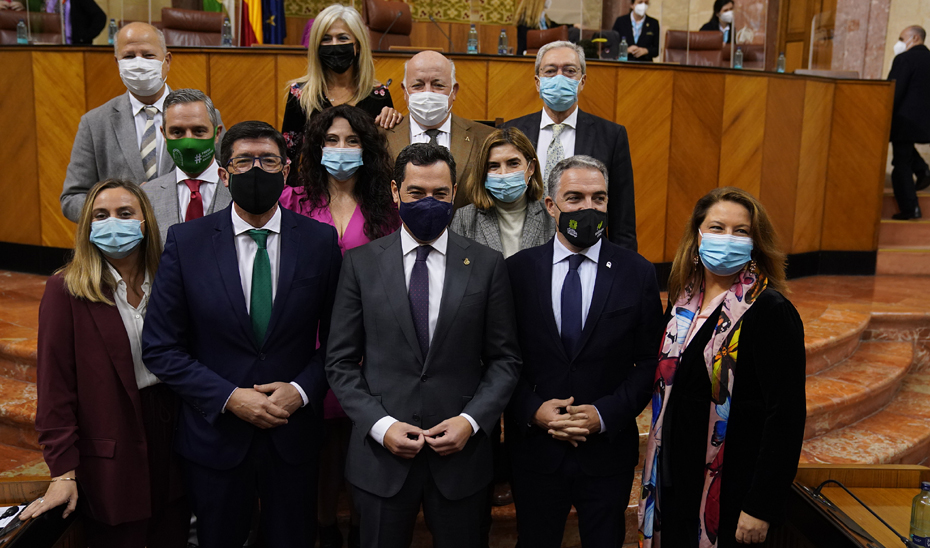 Foto de familia del Gobierno andaluz en el Parlamento, tras la aprobación de los presupuestos para 2021 en la Cámara autonómica.