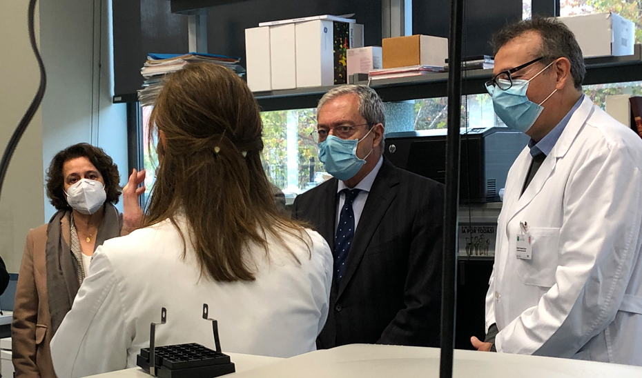 El consejero de Transformación Económica, Rogelio Velasco, visitando este lunes el Instituto de Biomedicina de Sevilla (IBIS).