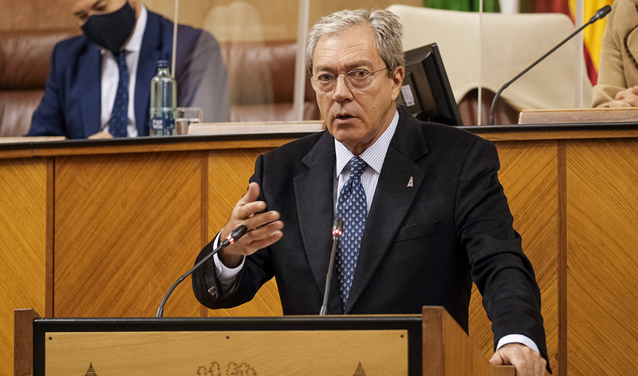 El consejero Rogelio Velasco, durante su intervención en el pleno del Parlamento.