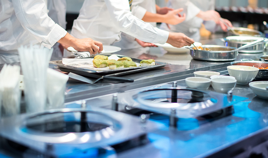 Alumnos de la Escuela de Formación La Cónsula durante una clase formativa en cocinas.