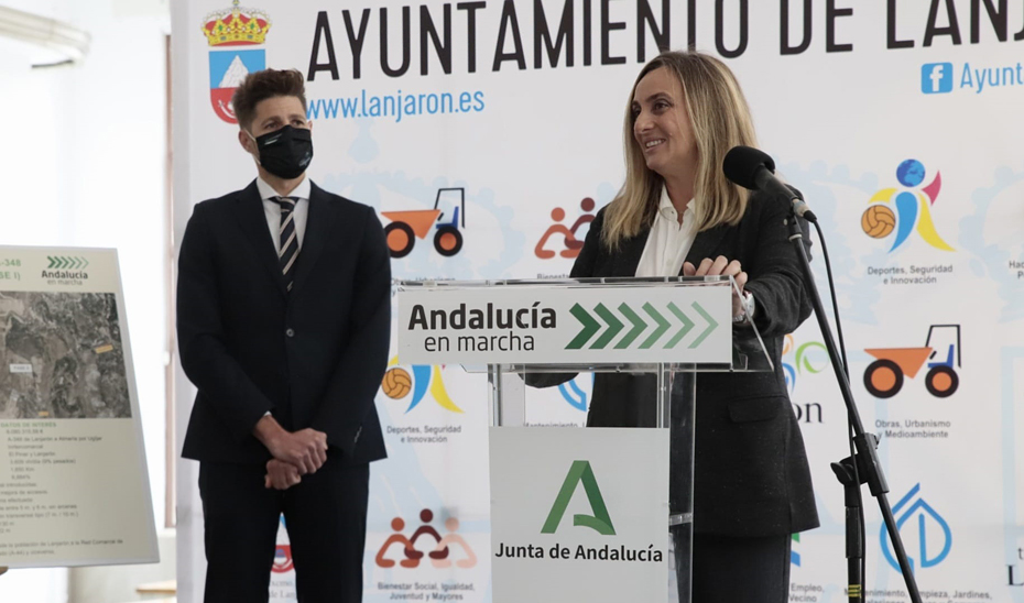 La consejera de Fomento, Infraestructuras y Ordenación del Territorio, Marifrán Carazo, anuncia el desbloqueo del nuevo acceso a la Alpujarra a los alcaldes de la comarca.