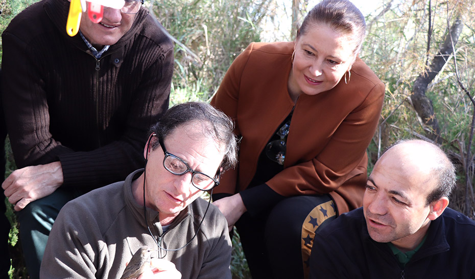 Un momento de la visita de Carmen Crespo a la albufera de Adra.