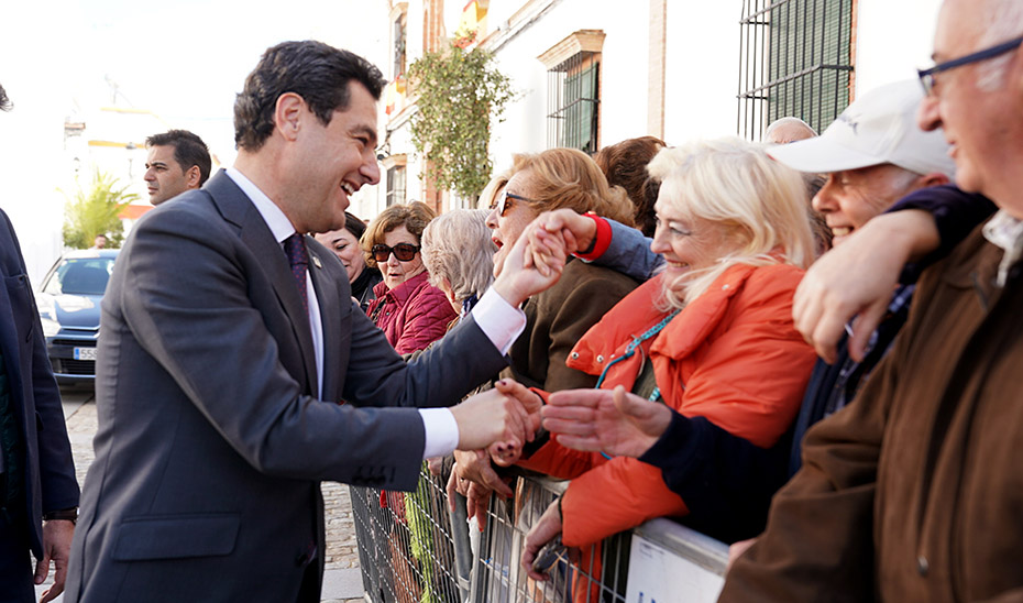 El presidente Juanma Moreno saluda a algunos ciudadanos.