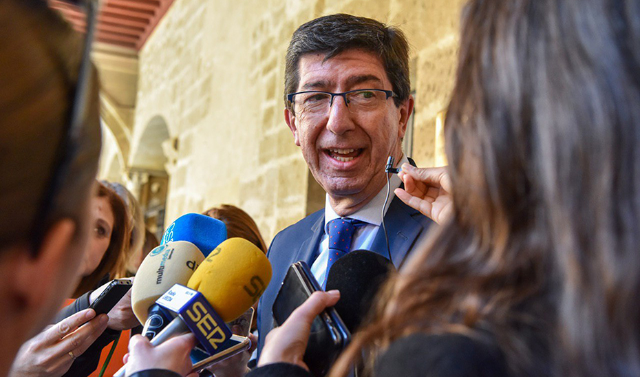 El vicepresidente y consejero Juan Marín atiende a los medios de comunicación en la clausura del I Congreso Internacional de Turismo Interior, en Úbeda.
