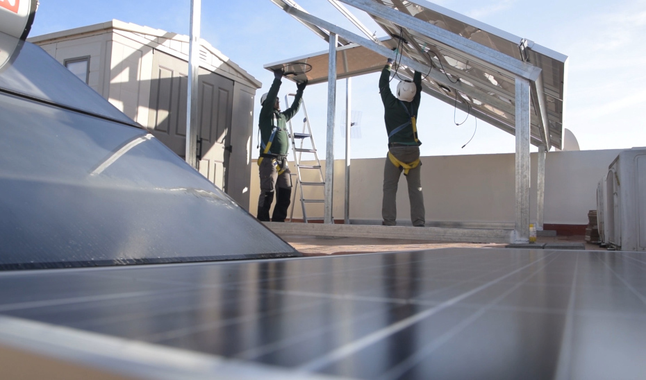 Trabajadores instalando placas solares fotovoltaicas.