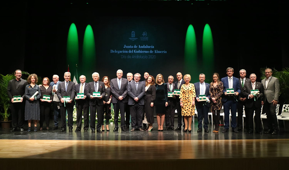 Foto de familia de la consejera Carmen Crespo junto a los premiados.