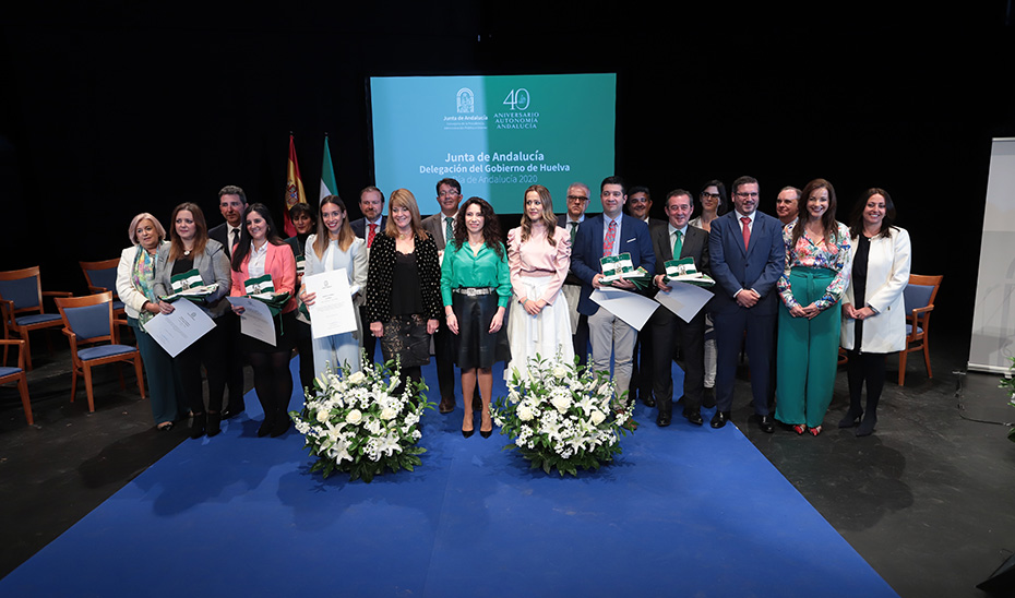 La consejera de Igualdad y la delegada del Gobierno en Huelva, junto a los galardonados.