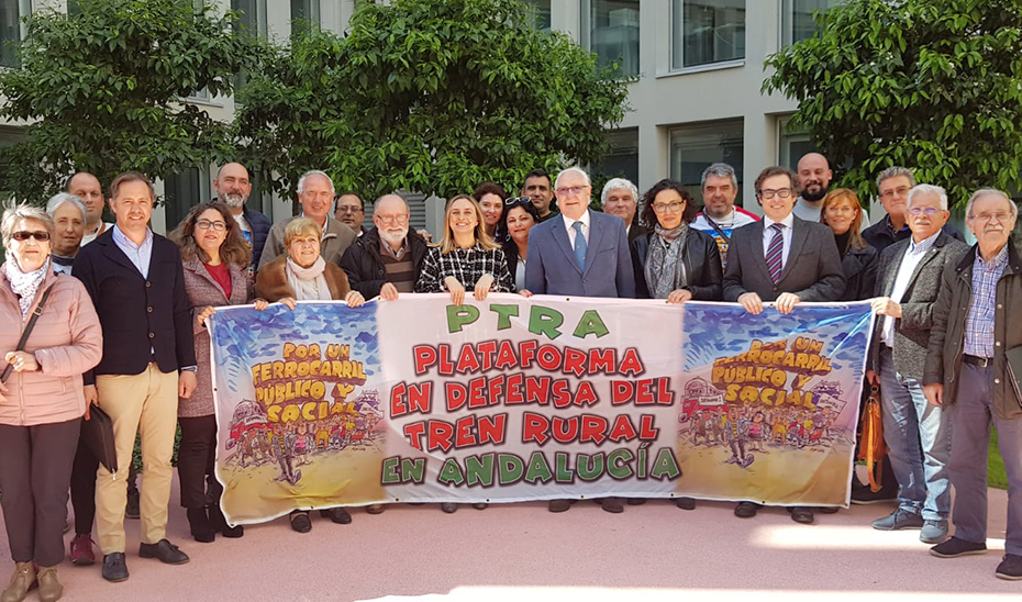 La consejera Marifrán Carazo junto con los integrantes de la Plataforma en defensa del Tren Rural de Andalucía.