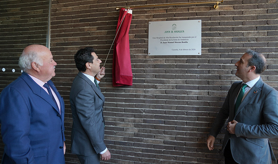 El presidente Juanma Moreno descubre la placa con la fecha de la inauguración del nuevo centro.