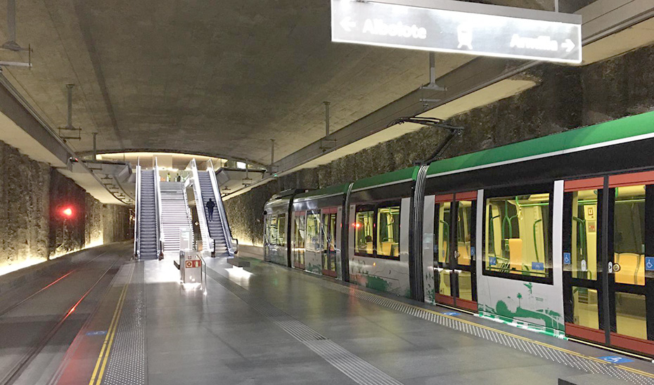 Estación vacía del metro de Granada.