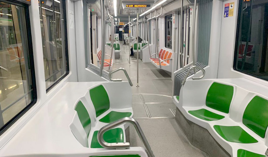 Interior de un vagón del metro de Sevilla.