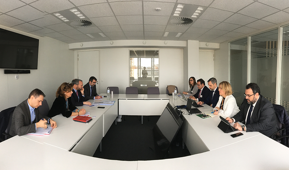 El consejero de Hacienda, Industria y Energía, Juan Bravo, en la reunión mantenida con Rosa Aldea en Bruselas.
