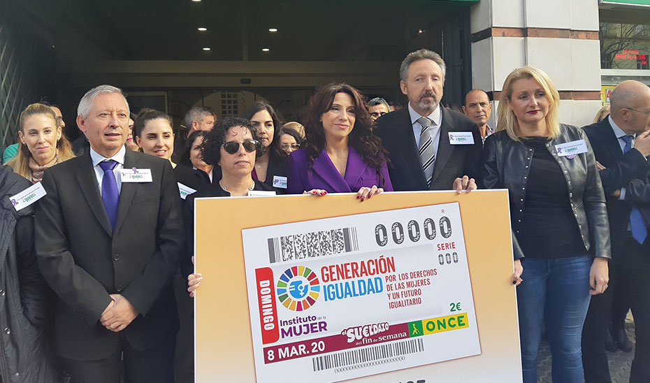 La consejera de Igualdad, Rocío Ruiz, junto a los responsables de la ONCE, en la presentación del Cupón del 8M.