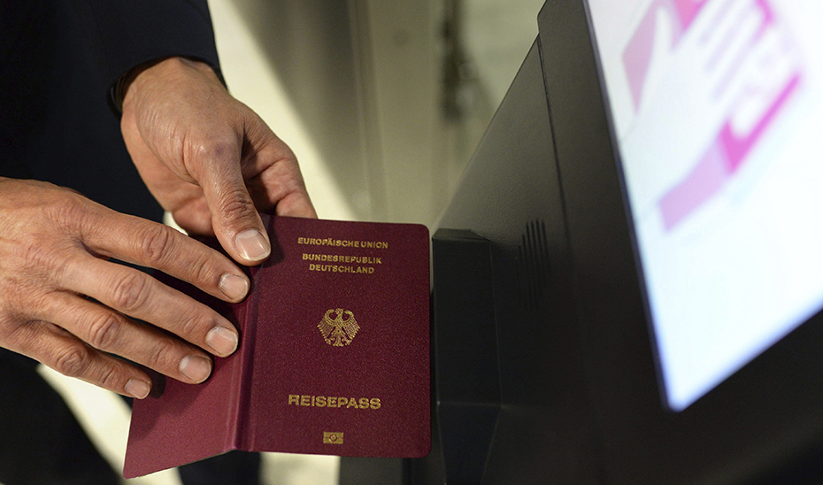 Un ciudadano europeo pasando su documentación en un control de pasaportes. (Foto: Efe)