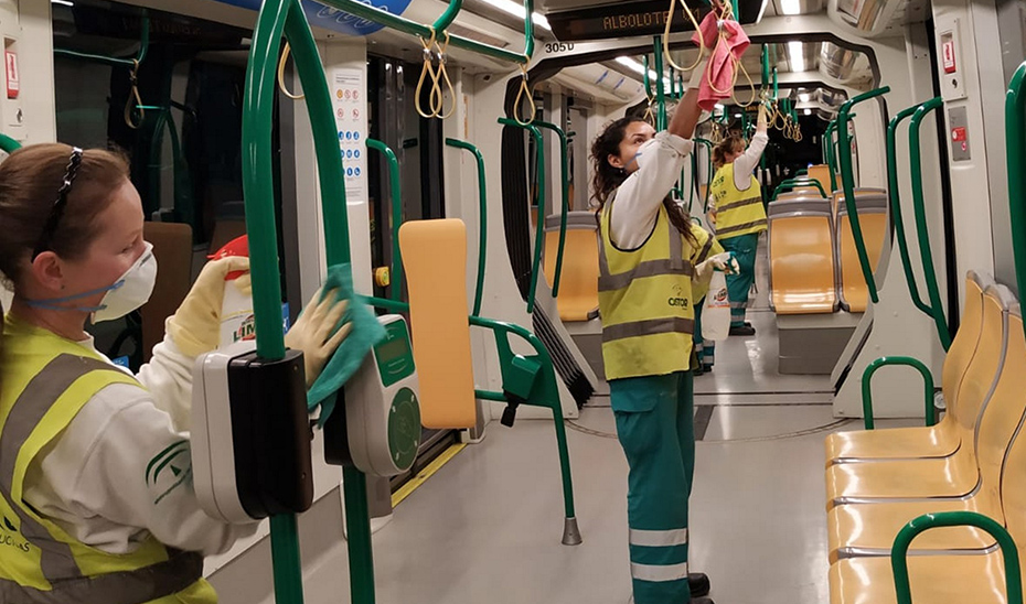 Personal de limpieza actuando en uno de los vagones del metro de Granada.