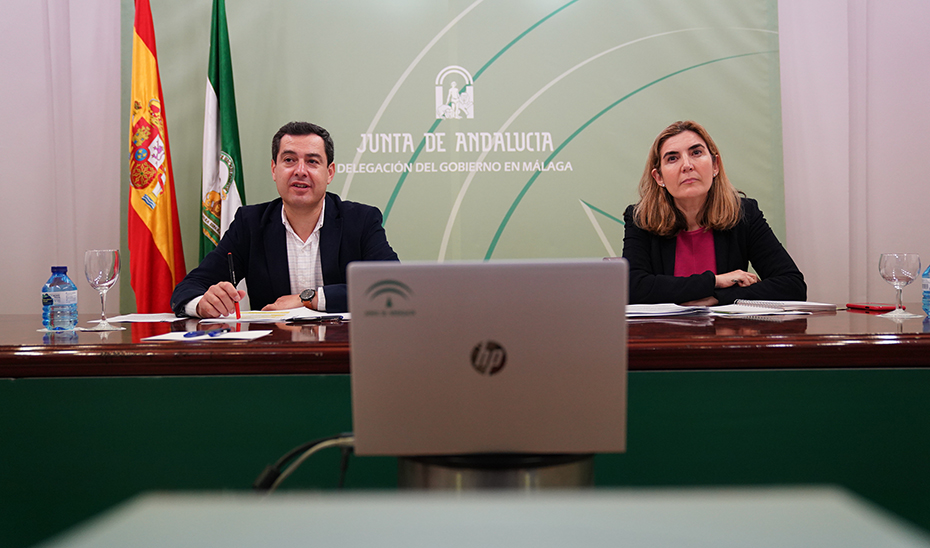 El presidente Juanma Moreno y la consejera de Empleo, Rocío Blanco, esta tarde en la videoconferencia con los autónomos.