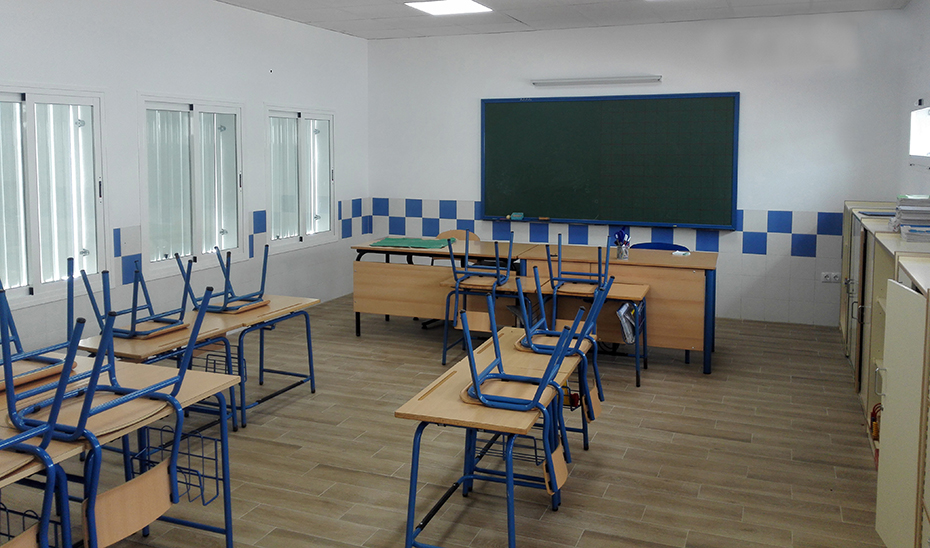 Aula de un centro escolar andaluz vacía.