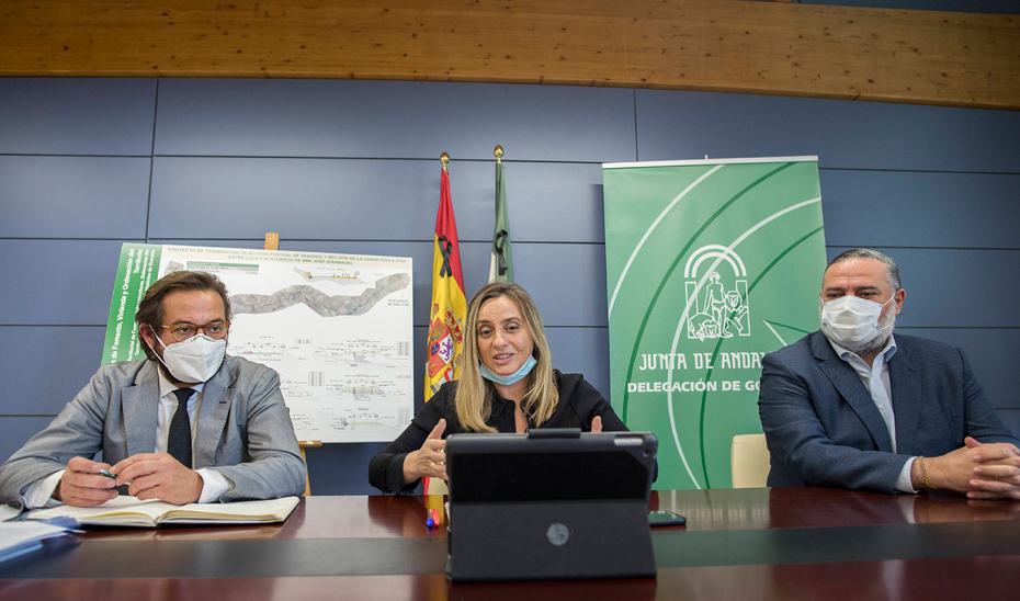 La consejera de Fomento, Infraestructuras y Ordenación del Territorio, Marifrán Carazo, junto a los delegados de la Junta y Fomento en Granada, durante la videoconferencia con los alcaldes de Loja y Ventorros de San José.