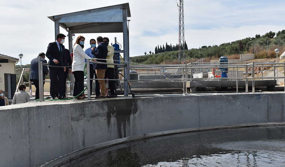 Carmen Crespo supervisa la nueva infraestructura de depuración de aguas de Arjonilla, en la provincia de Jaén.