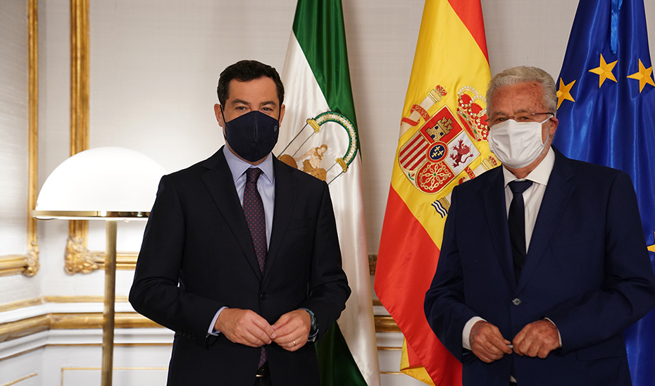 El presidente de la Junta de Andalucía, Juanma Moreno, recibe en San Telmo al Defensor del Pueblo Andaluz, Jesús Maeztu.