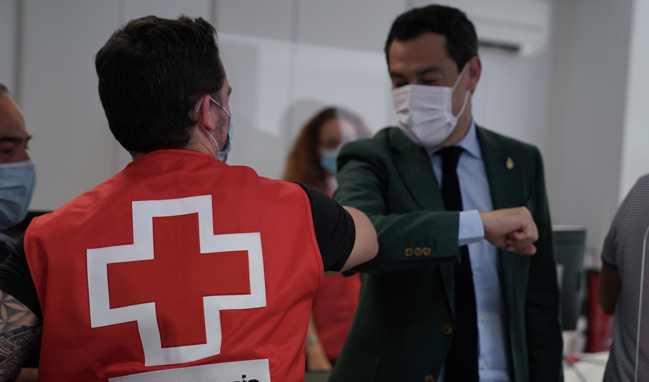 Moreno saluda a un voluntario de la Cruz Roja manteniendo la distancia de seguridad.