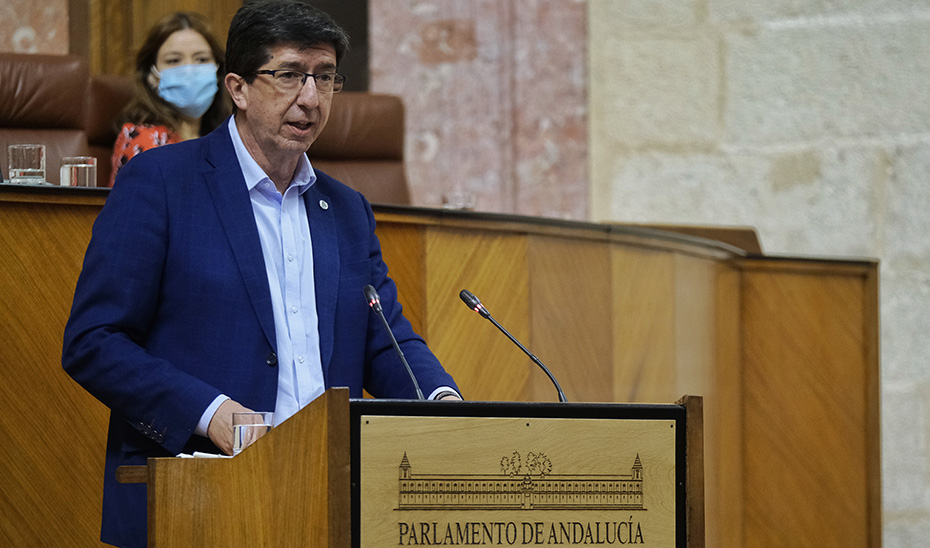 El vicepresidente andaluz, durante su intervención en el pleno del Parlamento.