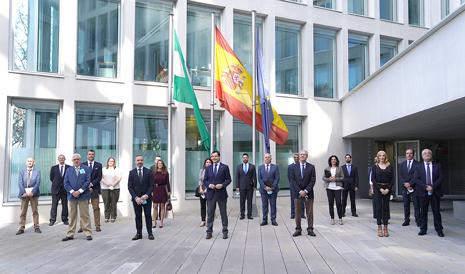 El presidente posa junto al resto de autoridades en la Consejería de Fomento.