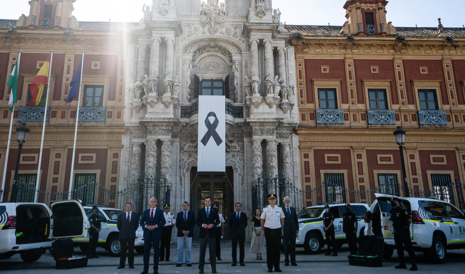 El presidente, Juanma Moreno, ha presidido esta mañana la entrega de los nuevos vehículos todoterreno de la Unidad de Policía Adscrita.