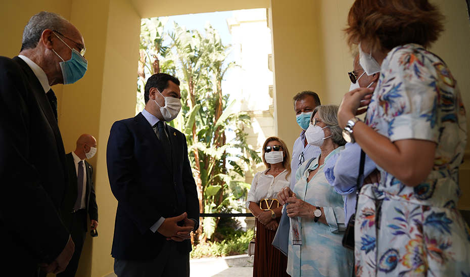 Juana Moreno y Francisco de la Torre, alcalde de Malaga, saludan a la familia del exconcejal malagueño.