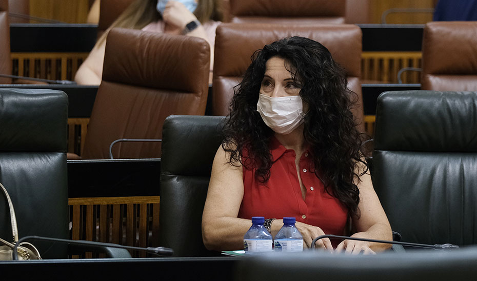 La consejera de Igualdad, Políticas Sociales y Conciliación, Rocío Ruiz, este jueves sentada en su escaño en el Parlamento andaluz.