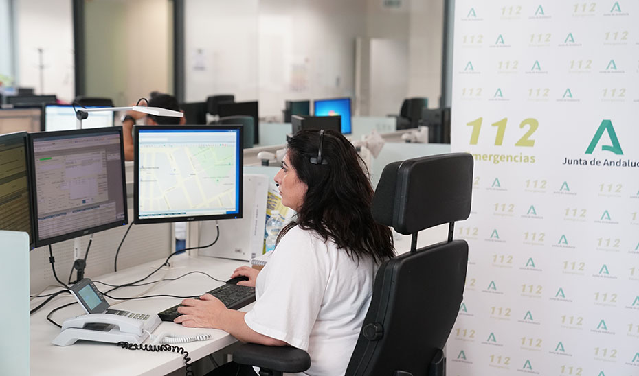 Una gestora de emergencias en una de las salas regionales de 112 Andalucía.
