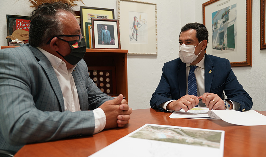 El presidente andaluz, Juanma Moreno, reunido este viernes con el alcalde de Gaucín, Pedro Godino, durante su visita al municipio malagueño.