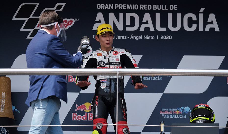 Marín hace entrega del premio al piloto Tatsuki Suzuki, ganador de la carrera de Moto3.