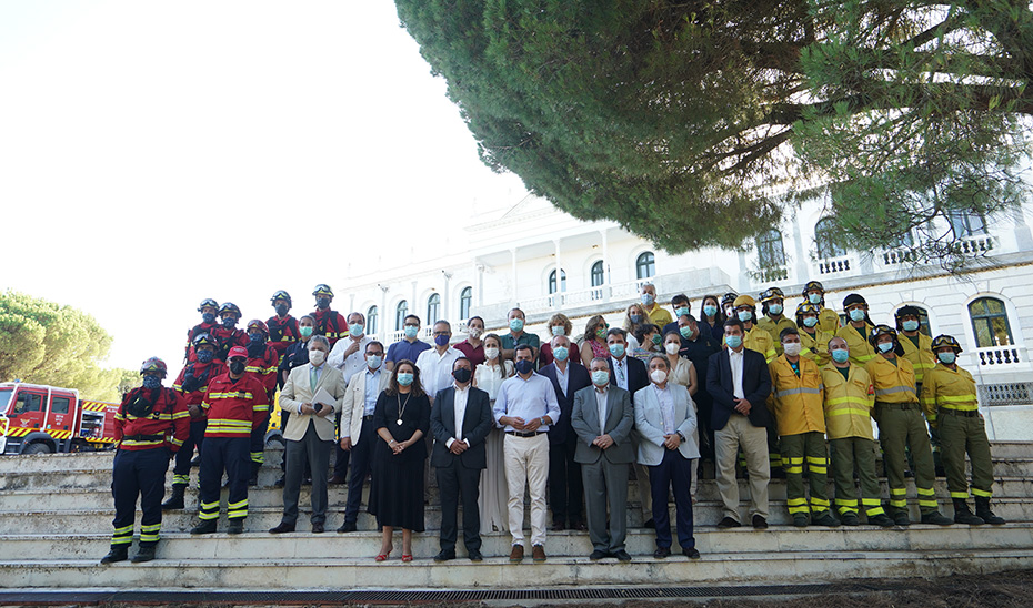 Foto de familia de los participantes en la recepción de los representantes lusos en Doñana.