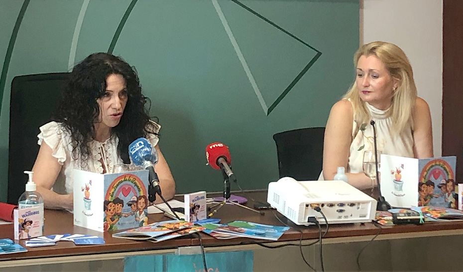 La consejera Rocío Ruiz y la directora dle IAM, Laura Fernández.