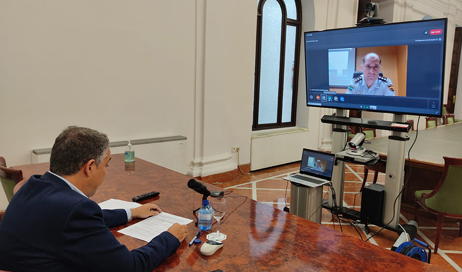 Elías Bendodo y Antonio Burgos, en un momento de su videoconferencia.