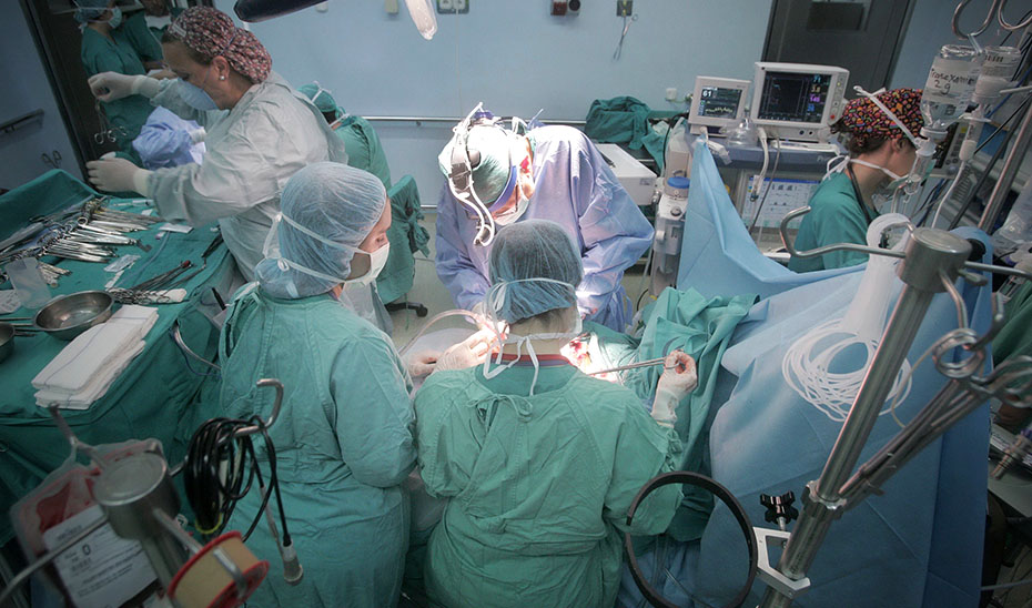Realización de un trasplante de pulmón en el quirófano de un hospital andaluz.