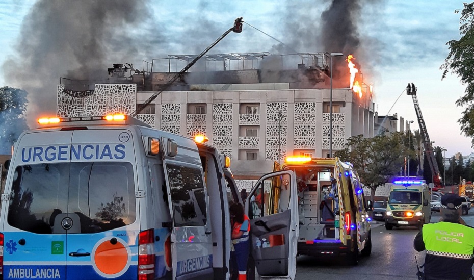 Operativos de emergencia en el lugar del incendio.