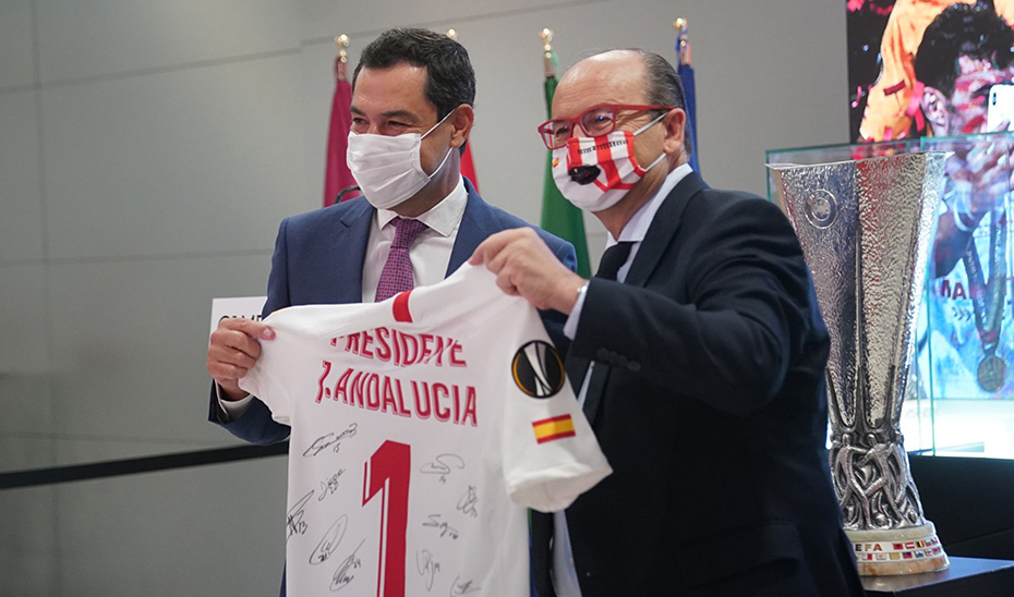 El presidente Juanma Moreno, junto con el máximo responsable del Sevillla FC, José Castro.