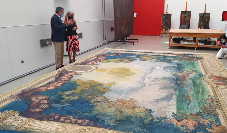 La consejera de Cultura y el alcalde de Sevilla contemplan uno de los tapices.