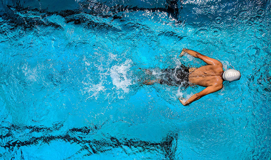 Práctica deportiva de natación.